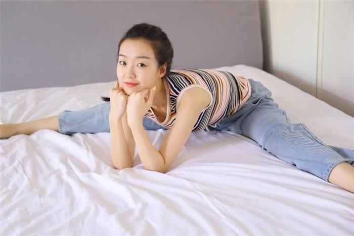 约啪火辣性感大奶翘臀女友黑丝吊带嗲叫声非常诱人小哥很能操的